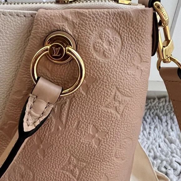 Louis Vuitton V tote MM - Picture 2 of 14